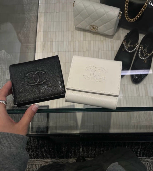 Chanel | 復古浮雕 Logo 兩折短夾 黑色/白色