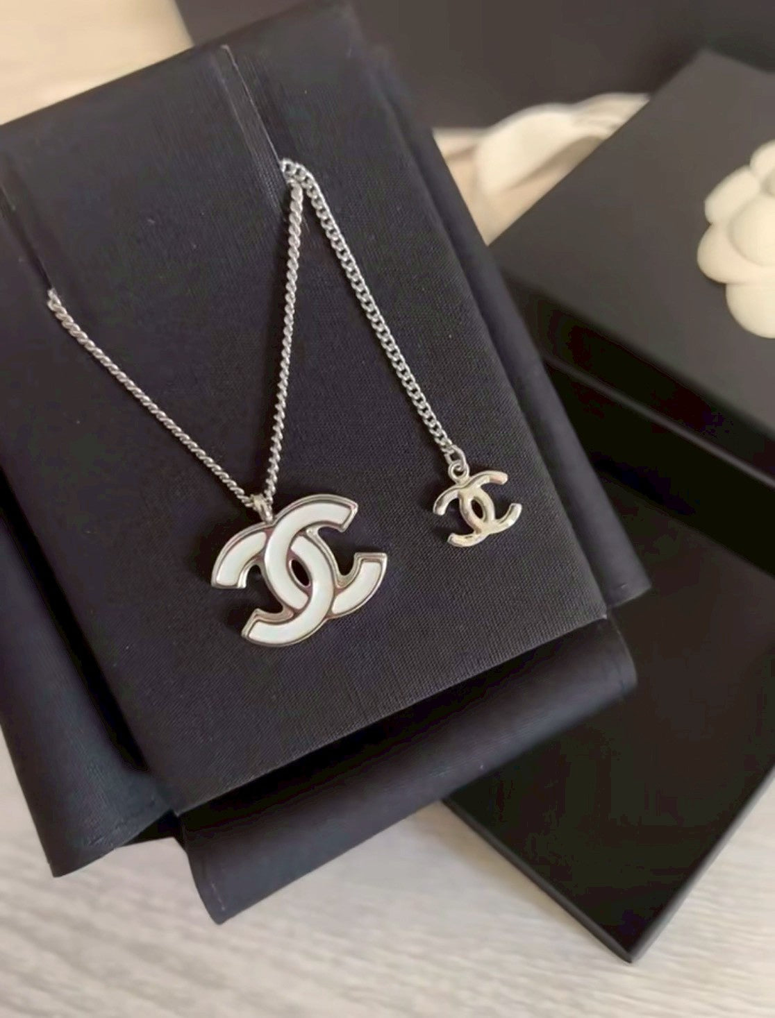 Chanel | 白色琺瑯 雙 C 項鍊