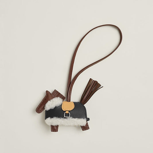 Hermès | Rodeo 小馬吊飾 黑色背心 x 麥稈色小馬