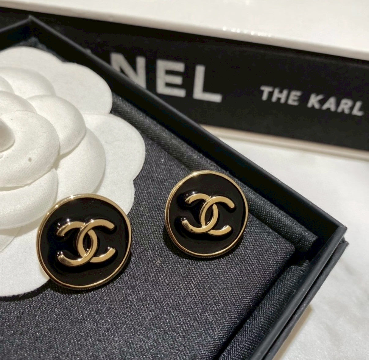 Chanel | 復古圓形黑琺瑯耳環