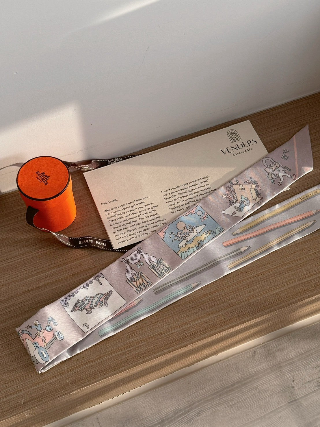 Hermès | 絲巾 Twilly A Vos Crayons et Carré Libre 繪色靈光