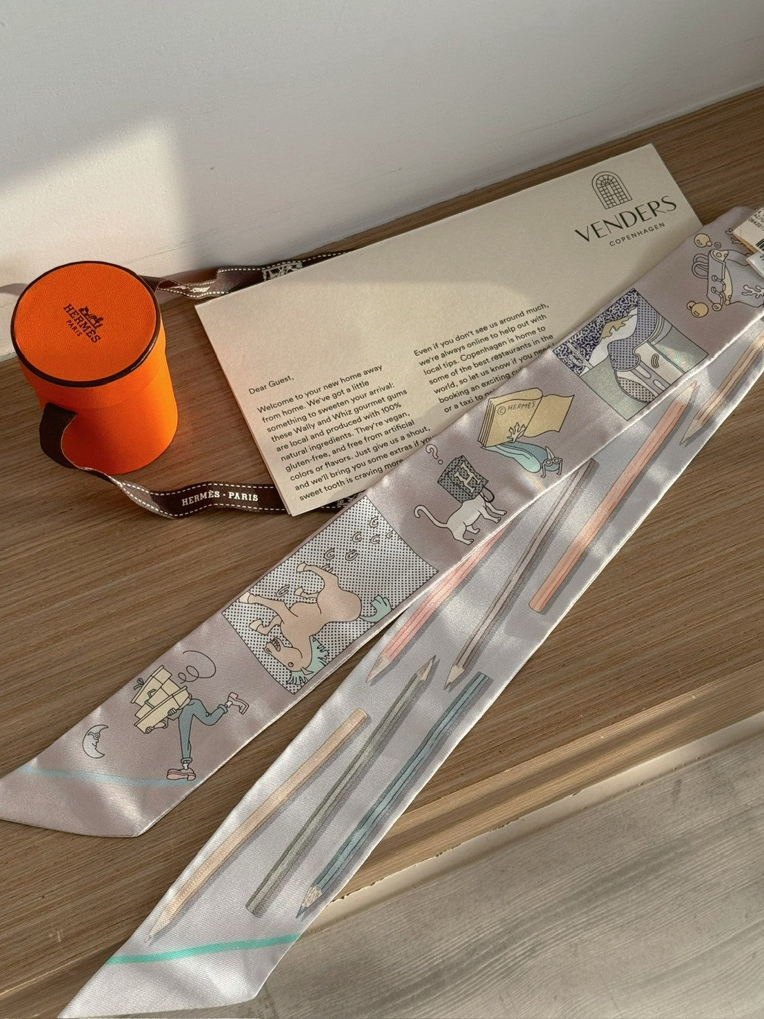 Hermès | 絲巾 Twilly A Vos Crayons et Carré Libre 繪色靈光