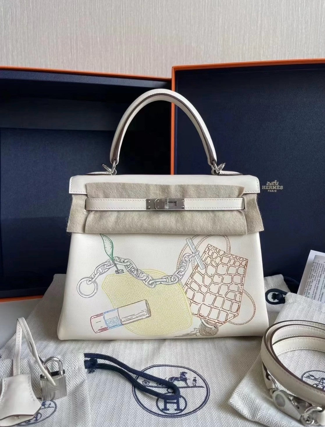 <NS - 未使用新品> Hermes | Kelly 25 奶油白銀釦 In and Out 塗鴉彩繪