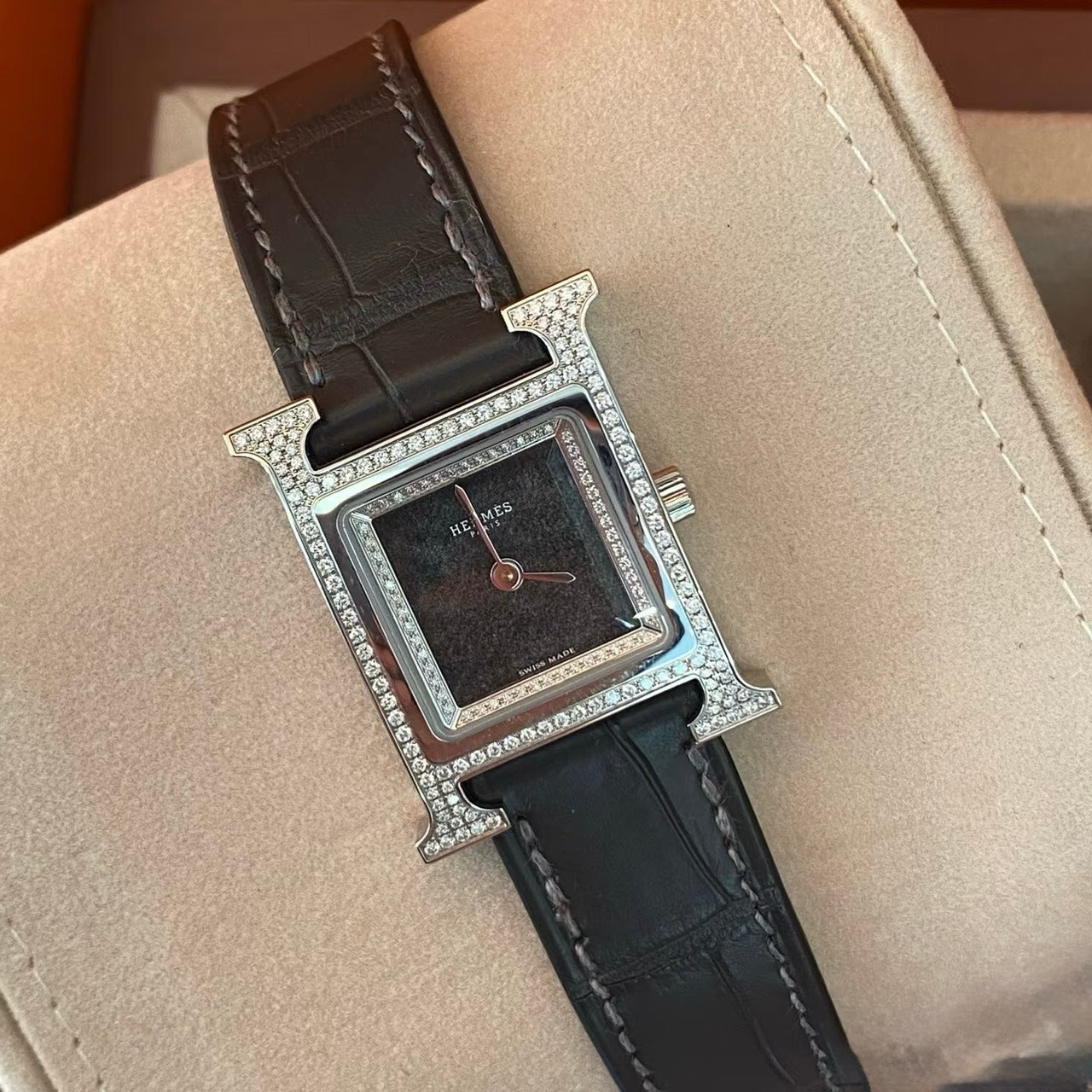 Hermès | Heure H 腕錶 石墨灰 x 雙排鑽 x 黑曜石面盤 x 鱷魚皮錶帶