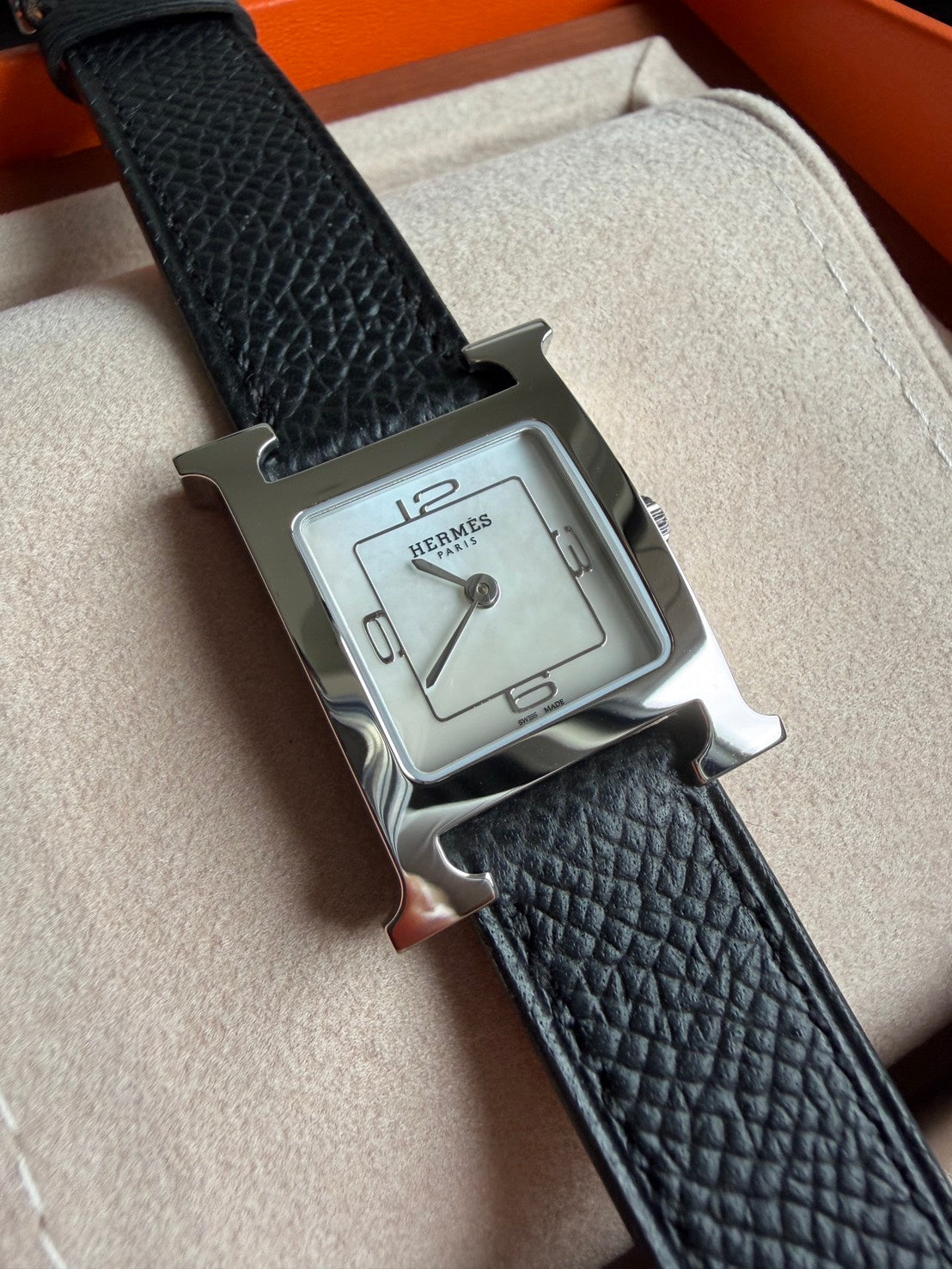 Hermès | H Hour 珍珠母貝面盤 黑色