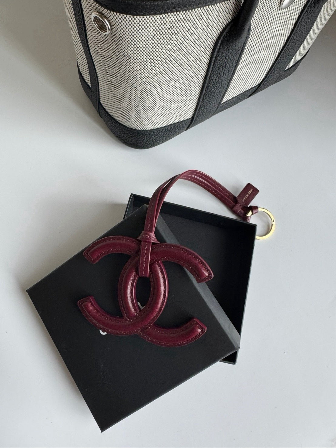 Chanel | 大 Logo 皮革掛件 酒紅色
