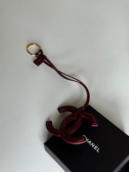 Chanel | 大 Logo 皮革掛件 酒紅色