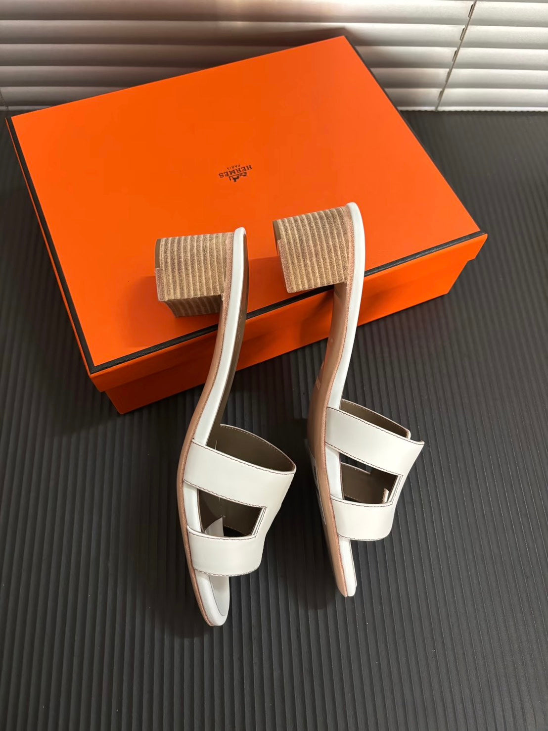 Hermès | Oran H 白色 低跟涼鞋