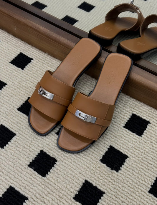 Hermès | Kelly 釦平底拖鞋 金棕色 銀釦