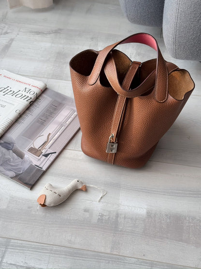 Hermès Picotin 18 金棕色手柄拼唇膏粉