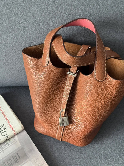 Hermès Picotin 18 金棕色手柄拼唇膏粉