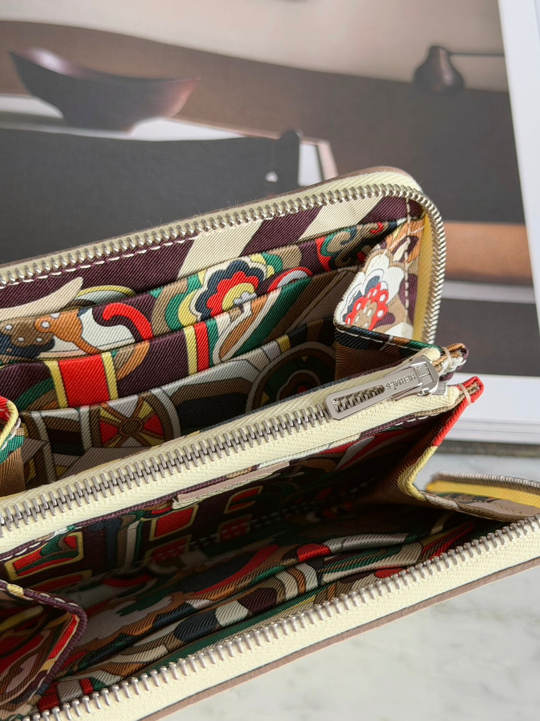 Hermès | 絲巾短夾 米爾頓黃 x 繽紛馬戲團內裡